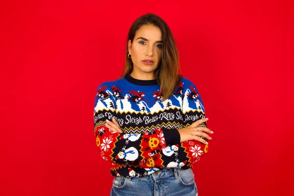 Young Beautiful Caucasian Woman Wearing Christmas Sweater Red Wall Frowning — Stock Photo, Image