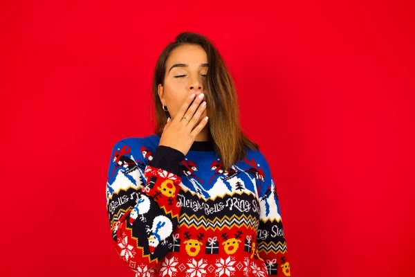 Sleepy Joven Hermosa Mujer Caucásica Usando Suéter Navidad Contra Pared — Foto de Stock