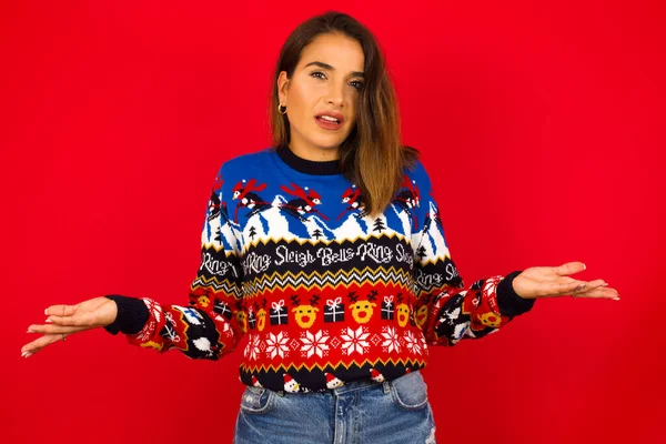 Joven Hermosa Mujer Caucásica Con Suéter Navidad Contra Pared Roja —  Fotos de Stock