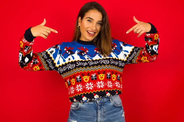 Escoge Joven Hermosa Mujer Caucásica Vistiendo Suéter Navidad Contra Pared — Foto de Stock