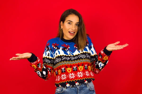 Depois Retrato Arrogante Jovem Bela Mulher Caucasiana Vestindo Camisola Natal — Fotografia de Stock