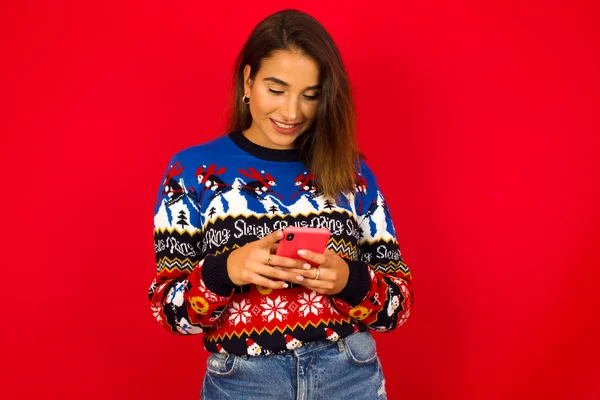 Sonriente Joven Hermosa Mujer Caucásica Con Suéter Navidad Contra Pared — Foto de Stock