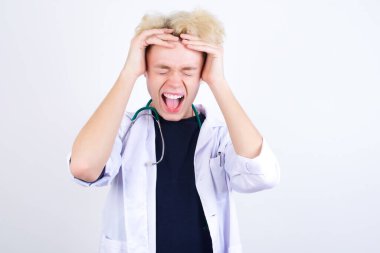 Paniğe kapılmış genç, yakışıklı, beyaz önlüklü, kafasında el ele tutuşmuş, umutsuzluk ve hüsran içinde bağıran beyaz bir doktor..