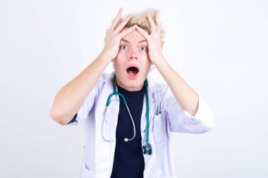 Korkunç, stres, şok. Portre duygusal, çılgın, yakışıklı, beyaz önlüklü, elleri birbirine kenetlenmiş beyaz bir doktor. Duygular, yüz ifadesi kavramı.