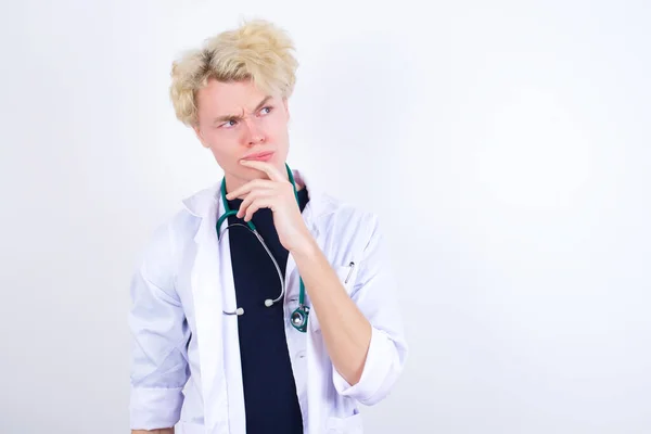 Στιγμή Στοχαστικού Νεαρού Όμορφου Καυκάσιου Γιατρού Που Φοράει Λευκό Παλτό — Φωτογραφία Αρχείου
