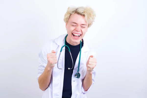 Νεαρός Όμορφος Καυκάσιος Γιατρός Φορώντας Λευκό Παλτό Χαίρεται Την Επιτυχία — Φωτογραφία Αρχείου