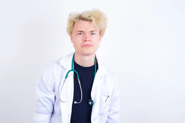 Νεαρός Όμορφος Καυκάσιος Γιατρός Φορώντας Λευκό Παλτό Κλαίει Απελπισμένος Και — Φωτογραφία Αρχείου