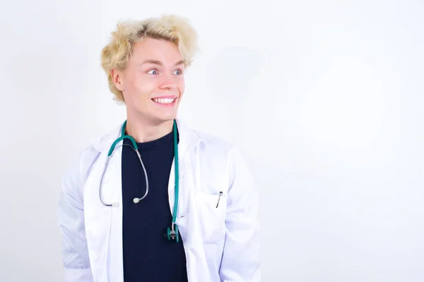 Opa Retrato Jovem Bonito Médico Caucasiano Vestindo Casaco Branco Aperta — Fotografia de Stock