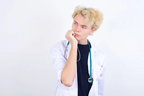 Retrato Joven Médico Caucásico Guapo Reflexivo Con Abrigo Blanco Que —  Fotos de Stock