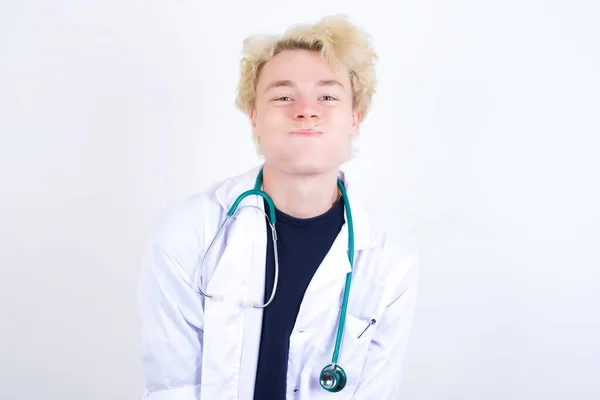 Junge Gut Aussehende Kaukasische Ärztin Mit Weißem Mantel Der Wangen — Stockfoto