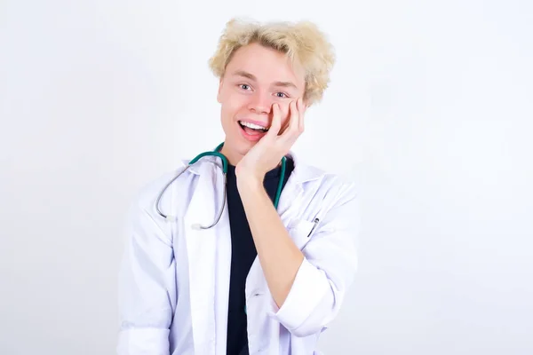 Sorprendido Asombrado Joven Guapo Médico Caucásico Con Abrigo Blanco Mirando —  Fotos de Stock