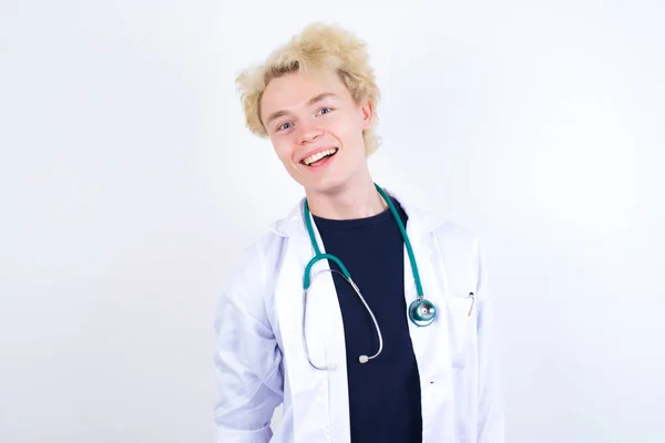 Νεαρός Όμορφος Καυκάσιος Γιατρός Φορώντας Λευκό Παλτό Πλατύ Χαμόγελο Δείχνει — Φωτογραφία Αρχείου
