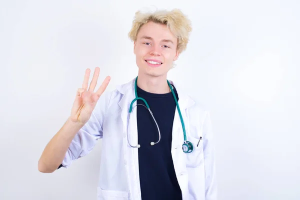 Νεαρός Όμορφος Καυκάσιος Γιατρός Φορώντας Λευκό Παλτό Δείχνει Και Δείχνοντας — Φωτογραφία Αρχείου