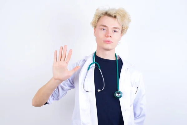 Giovane Bel Medico Caucasico Che Indossa Cappotto Bianco Mostrando Indicando — Foto Stock