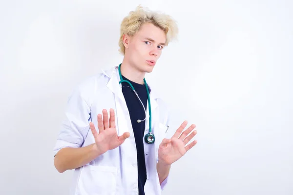 Νεαρός Όμορφος Καυκάσιος Γιατρός Φορώντας Λευκό Παλτό Κάνει Σταματήσει Τραγουδά — Φωτογραφία Αρχείου
