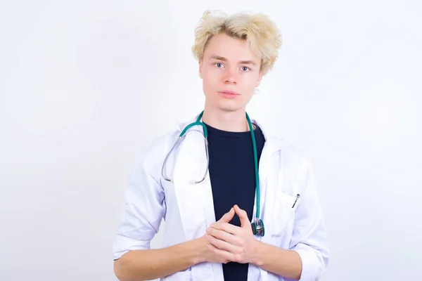Conceito Negócio Retrato Jovem Bonito Médico Caucasiano Vestindo Casaco Branco — Fotografia de Stock