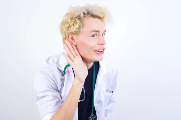 Můj Bože Legrační Překvapený Mladý Pohledný Bělošský Lékař Bílém Kabátě — Stock fotografie