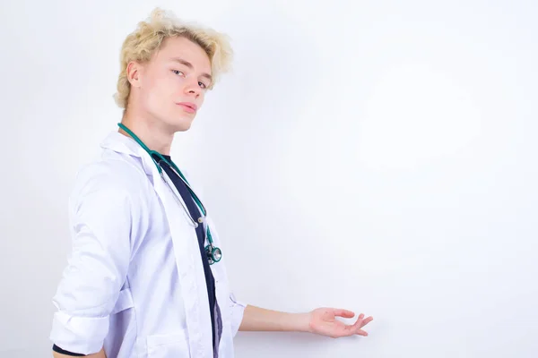 Retrato Jovem Bonito Médico Caucasiano Vestindo Casaco Branco Com Braço — Fotografia de Stock