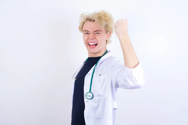 Χαρούμενος Νεαρός Όμορφος Καυκάσιος Γιατρός Που Φοράει Λευκό Παλτό Χαρούμενος — Φωτογραφία Αρχείου