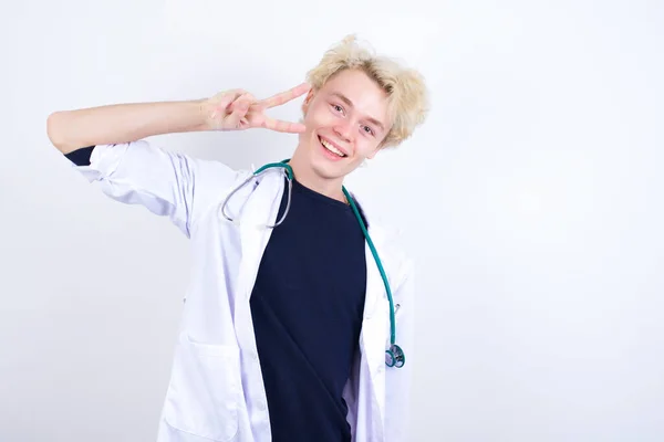 Νεαρός Όμορφος Καυκάσιος Γιατρός Που Φοράει Λευκό Παλτό Κάνοντας Σύμβολο — Φωτογραφία Αρχείου