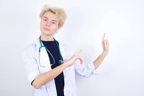 Giovane Medico Caucasico Bello Positivo Che Indossa Cappotto Bianco Con — Foto Stock