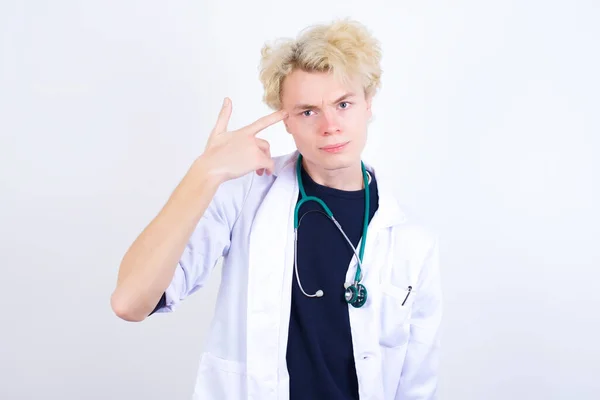 Médico Caucasiano Bonito Jovem Infeliz Vestindo Curvas Casaco Branco Lábios — Fotografia de Stock