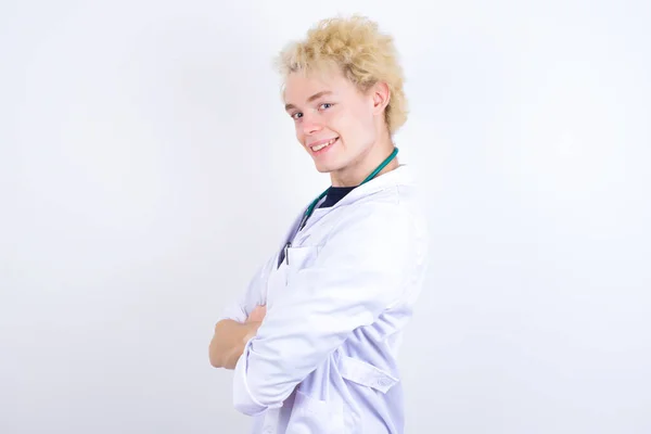 Imagem Jovem Alegre Bonito Médico Caucasiano Vestindo Casaco Branco Com — Fotografia de Stock