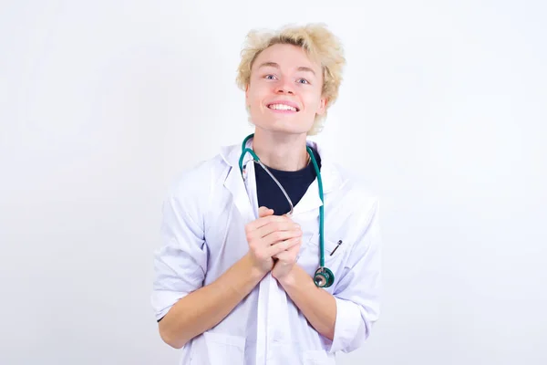 Νεαρός Όμορφος Καυκάσιος Γιατρός Που Φοράει Λευκό Παλτό Στέκεται Στον — Φωτογραφία Αρχείου