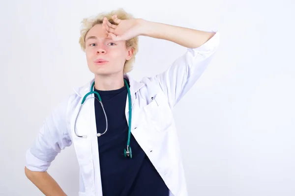 Joven Guapo Médico Caucásico Con Una Bata Blanca Limpiando Frente —  Fotos de Stock