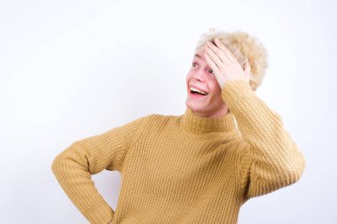 Beyaz arka planda duran beyaz saçlı yakışıklı beyaz bir adam şaşırtıcı bir şey duyar, iyi haberler aldığına sevinir, rahatlar. Neredeyse başım belaya giriyordu..