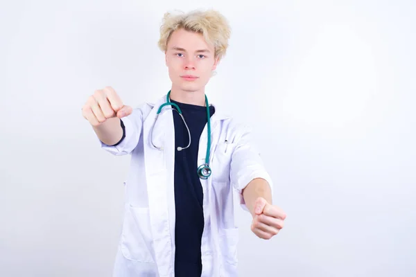 Porträtt Charmig Läkare Ler Brett Medan Håller Upp Händerna Förtroende — Stockfoto