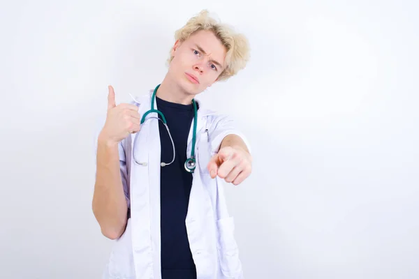 Young Blonde Doctor White Coat Stethoscope Feeling Unsure Making Good — Stock Photo, Image