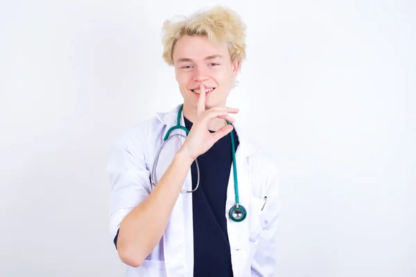 Χαμογελώντας Νεαρός Γιατρός Λευκό Παλτό Στηθοσκόπιο Κάνει Σουτ Χειρονομία Κρατά — Φωτογραφία Αρχείου