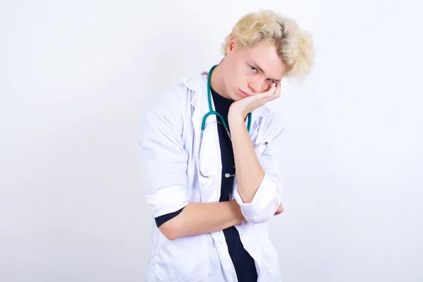 Giovane Medico Molto Annoiato Cappotto Bianco Con Stetoscopio Che Tiene — Foto Stock