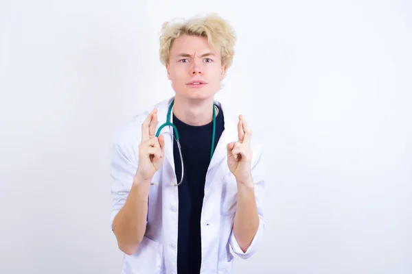 Doktorun Endişeli Bir Yüz Ifadesiyle Patronunun Işyerinde Hatalar Fark Etmemesini — Stok fotoğraf