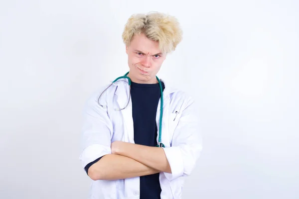 Obrázek Rozzlobeného Mladého Blonďatého Doktora Bílém Kabátě Stetoskopu Zkříženýma Rukama — Stock fotografie