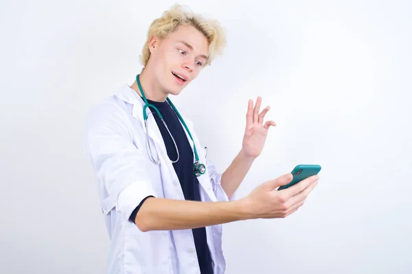 Retrato Feliz Amigável Jovem Loiro Médico Casaco Branco Estetoscópio Tomando — Fotografia de Stock