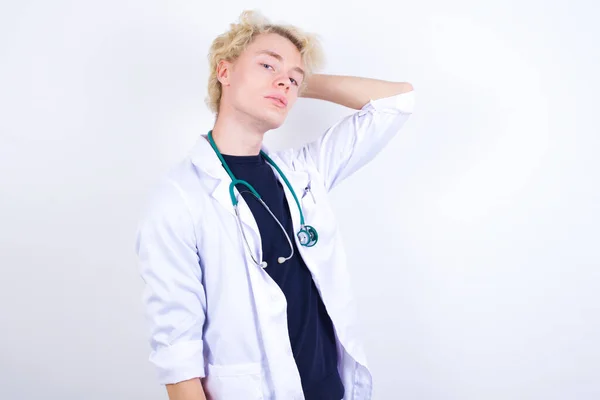 Όμορφος Νεαρός Ξανθός Γιατρός Λευκό Παλτό Και Στηθοσκόπιο Ποζάρουν Χαρούμενη — Φωτογραφία Αρχείου