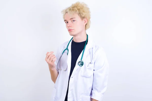 Pohledný Mužský Lékař Pózující Studiu — Stock fotografie