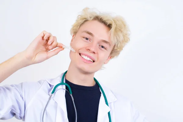 Bonito Masculino Médico Com Dentes Aparelho Estúdio — Fotografia de Stock