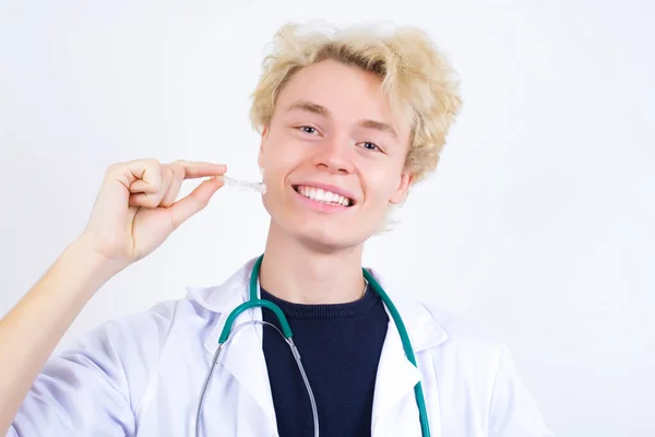 Bonito Masculino Médico Com Dentes Aparelho Estúdio — Fotografia de Stock