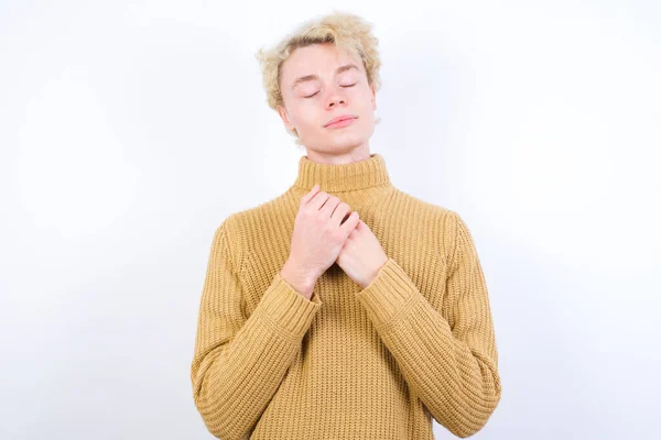 Schöner Kaukasischer Blonder Mann Der Vor Weißem Hintergrund Steht Schließt — Stockfoto