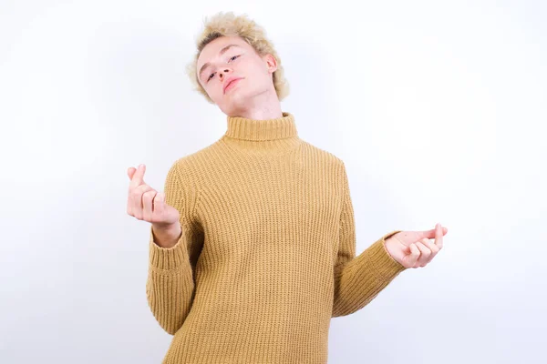 Knappe Blanke Blonde Man Staan Tegen Witte Achtergrond Het Maken — Stockfoto