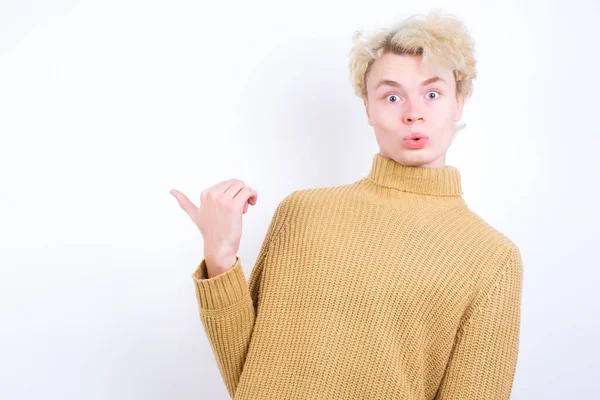 Shocked Handsome Caucasian Blond Man Standing White Background Points Thumb — Stock Photo, Image