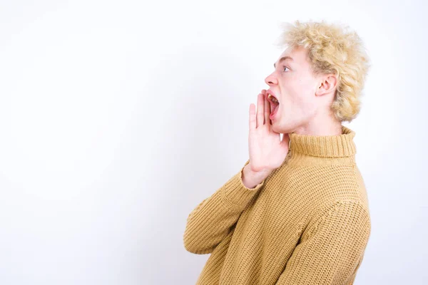 Bello Caucasico Biondo Uomo Piedi Contro Bianco Sfondo Profilo Vista — Foto Stock