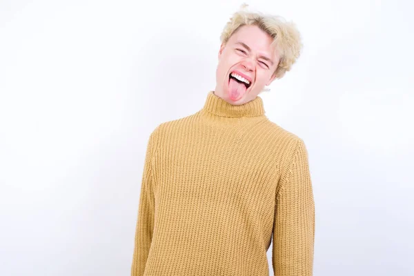 Stilig Vit Blond Man Står Mot Vit Bakgrund Med Glada — Stockfoto