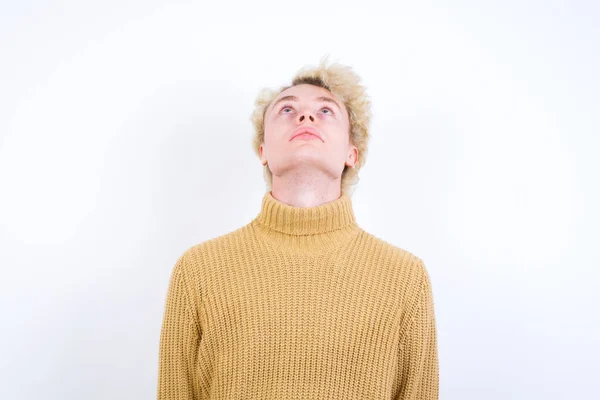 Handsome Caucasian Blond Man Standing White Background Looking Sees Something — Stock Photo, Image