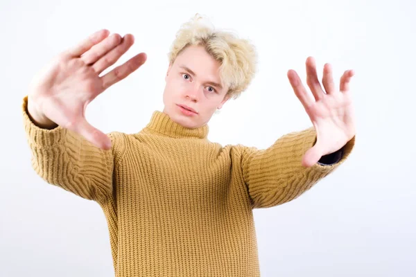 Portret Van Een Glimlachende Knappe Blanke Blonde Man Die Tegen — Stockfoto