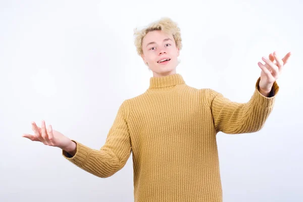 Vrolijke Knappe Blanke Blonde Man Staat Tegen Witte Achtergrond Het — Stockfoto