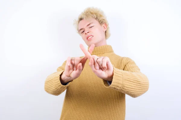 Knap Blank Blond Man Staan Tegen Witte Achtergrond Heeft Afwijzing — Stockfoto